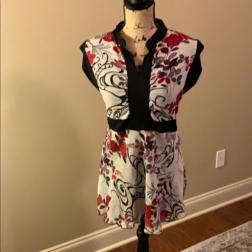 Loren D. Beautiful Patterned Tie-around Top NWOT